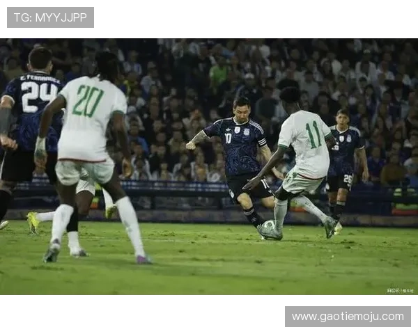 顶流梅西赛后毛里塔尼亚合影热潮 顶流梅西赛后毛里塔尼亚合影热潮